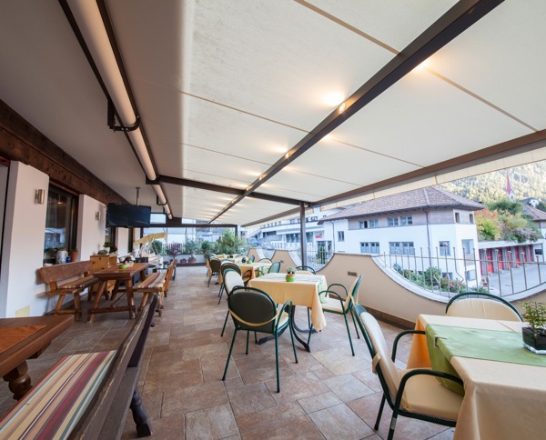 Referenzbilder unserer Großflächenmarkisen